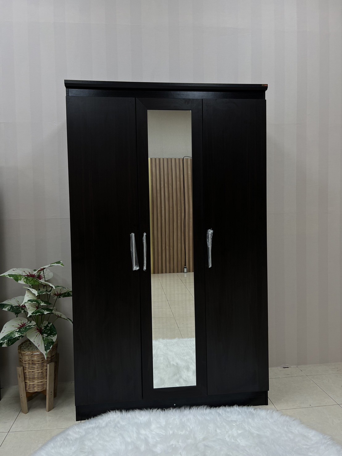 89071::WR-7030B::ตู้เสื้อผ้า3 บานเปิด 1.2 ม. กระจกเงากลาง1บาน หน้าบานเมลามีน ขนาด1200x520x2000มม. SPEC:PU/MELAMINE สีโอ๊ค(Od),สีโอ๊คดำขาว(OdWh),สีขาว(Wh),สีโซลิดกราไฟท์(SoGp),สีโซลิดขาว(SoWh),สีไลท์เวงเก้แฟบริค(LvFb)